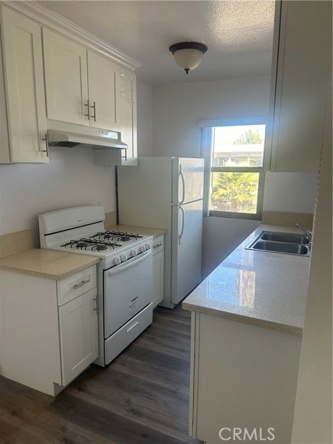 Detail Gallery Image 6 of 16 For 7055 Etiwanda Ave #208,  Reseda,  CA 91335 - 1 Beds | 1 Baths