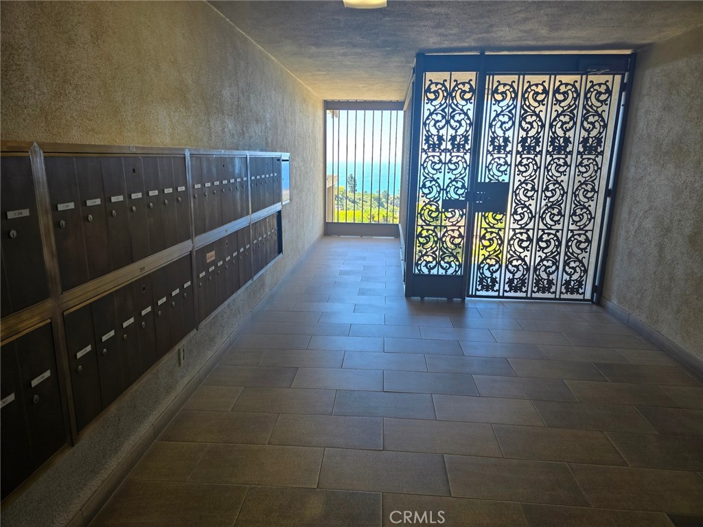 https://media.crmls.org/medias/400e5e3f-ba8d-4abf-85c1-2db38ccf8ee6.jpg?preset=X-Large