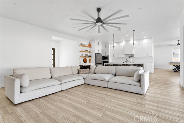 Detail Gallery Image 8 of 47 For 16383 Ridge View Dr, Apple Valley,  CA 92307 - 4 Beds | 2/1 Baths