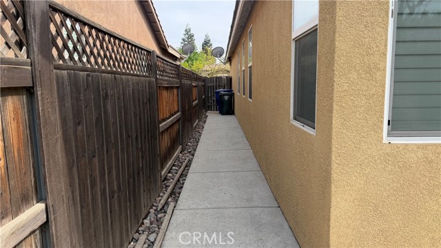 Detail Gallery Image 32 of 44 For 331 Hollyhill Dr, Bakersfield,  CA 93312 - 3 Beds | 2 Baths