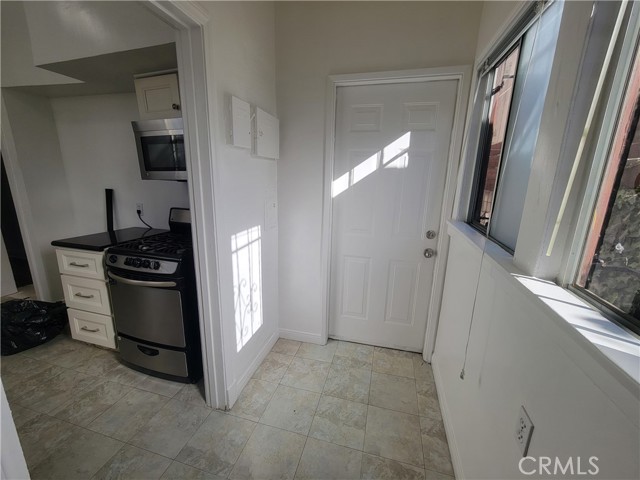 Detail Gallery Image 10 of 10 For 2934 W 11th St, Los Angeles,  CA 90006 - 2 Beds | 1 Baths