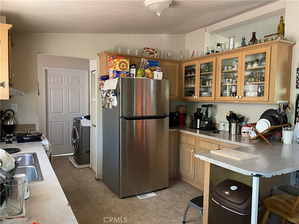 https://media.crmls.org/medias/4012b8e6-d94f-4e27-997c-f42f8ebb1fd1.jpg?preset=X-Large