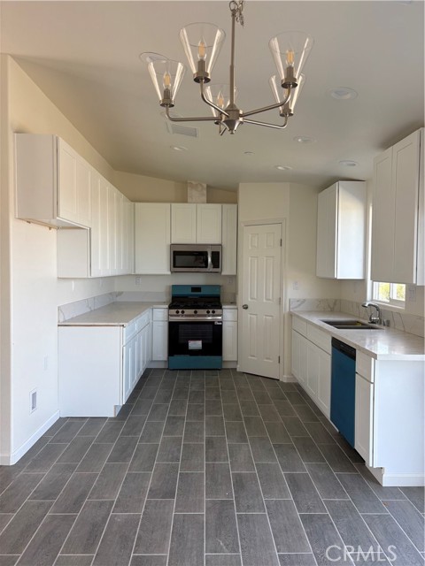 Detail Gallery Image 6 of 18 For 32224 Emerald, Lucerne Valley,  CA 92356 - 3 Beds | 2 Baths