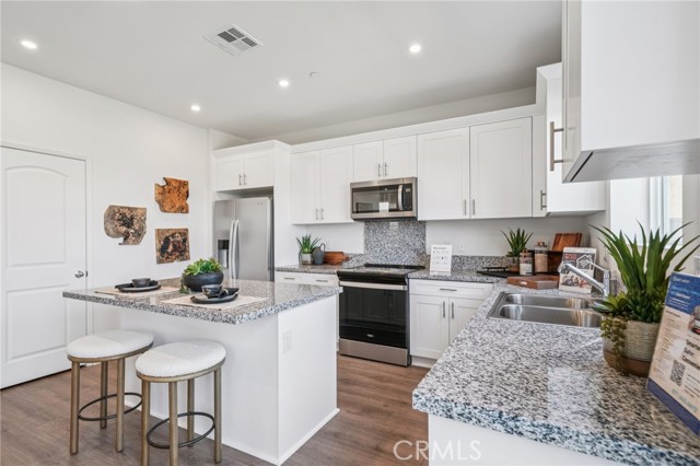 Detail Gallery Image 12 of 52 For 13602 Flying Cloud Way, Victorville,  CA 92394 - 4 Beds | 3 Baths