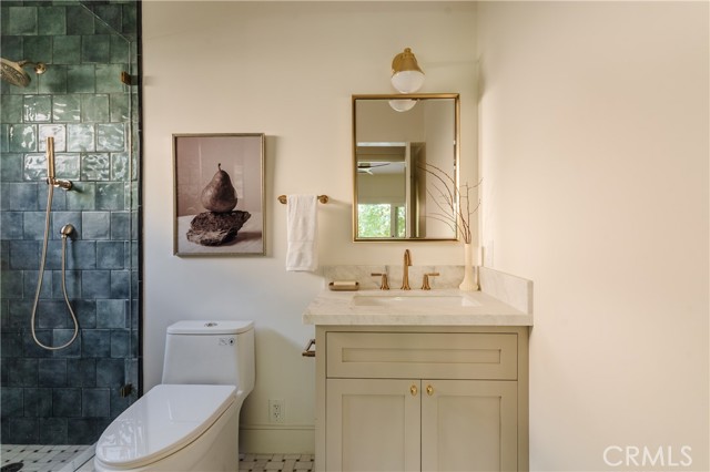 2201 N Hobart Boulevard, Los Angeles CA: https://media.crmls.org/medias/40184afe-20ae-4b92-9781-f29b678d7d57.jpg