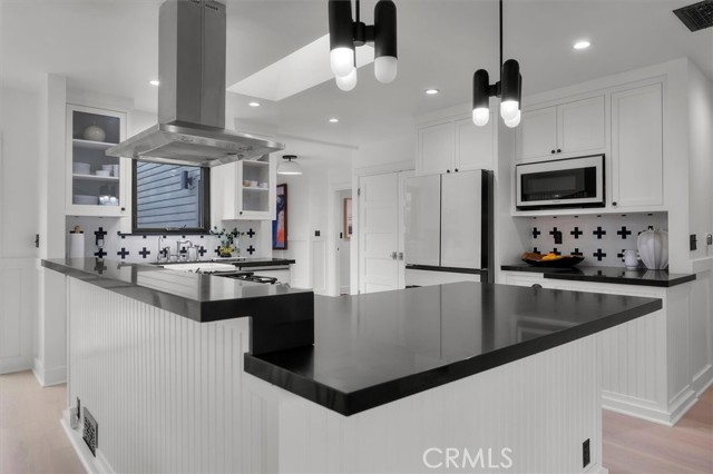1012 10th Street, Manhattan Beach CA: https://media.crmls.org/medias/401a1f88-1340-4170-8e95-b381064fb7b4.jpg