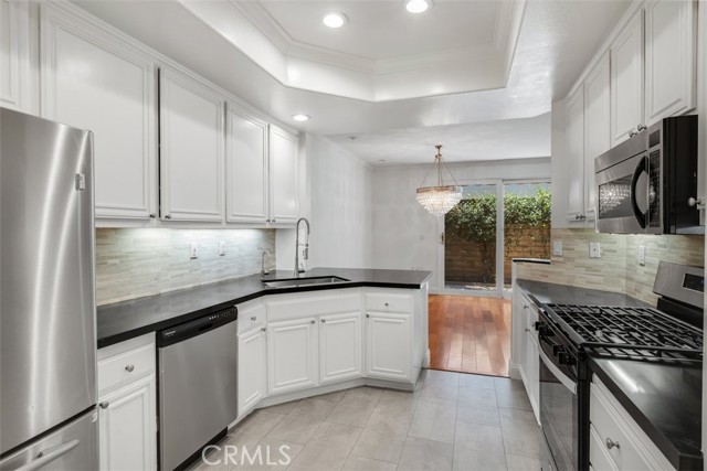 Detail Gallery Image 6 of 18 For 14526 Weddington St #103,  Sherman Oaks,  CA 91411 - 3 Beds | 3 Baths
