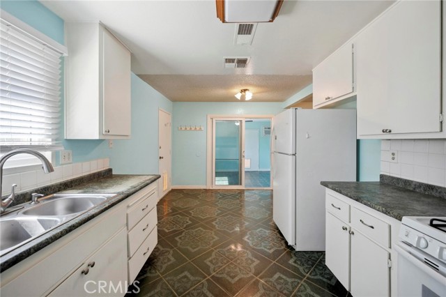 41125 179th E Street, Lancaster CA: https://media.crmls.org/medias/401ce7a7-6e10-4cbb-8aa6-652f7dcad552.jpg