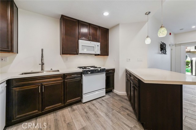 606 Lake Street, Huntington Beach CA: https://media.crmls.org/medias/401d7699-299d-4cb5-b76a-011a9345b2d9.jpg