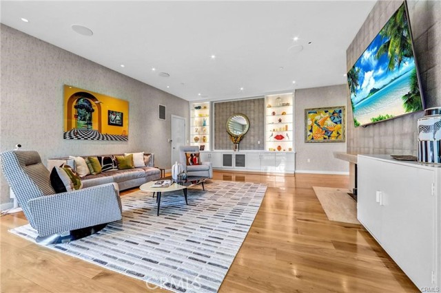 Detail Gallery Image 10 of 43 For 935 Hillcrest, Pasadena,  CA 91106 - 6 Beds | 7/1 Baths