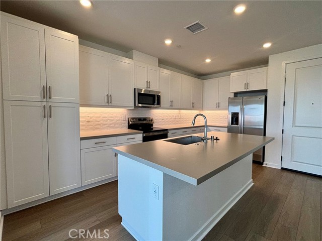 6136 Valentina Way, Eastvale CA: https://media.crmls.org/medias/4021a763-43ba-40cb-8951-21025b7dccc1.jpg