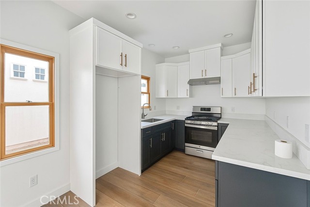 Detail Gallery Image 4 of 15 For 1350 E 8th, Long Beach,  CA 90813 - 5 Beds | 3 Baths