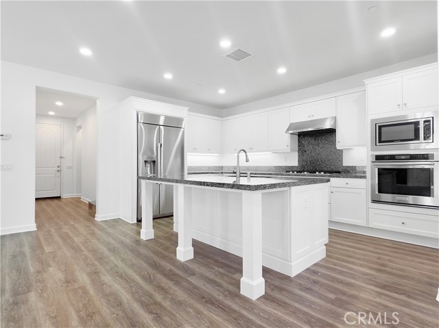 Detail Gallery Image 4 of 19 For 19402 Snowdon Ln, Huntington Beach,  CA 92646 - 4 Beds | 3 Baths