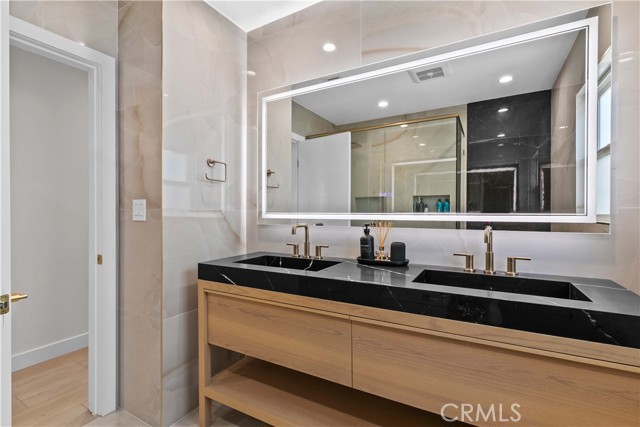 6832 Cantaloupe Avenue, Van Nuys CA: https://media.crmls.org/medias/40259a6d-58bd-470d-a9e9-5bcbdfff817d.jpg