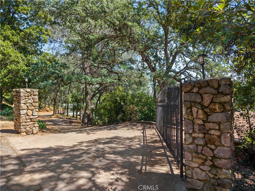 https://media.crmls.org/medias/4026c2b8-5c7e-4761-9bea-11b74a7b0344.jpg?preset=X-Large