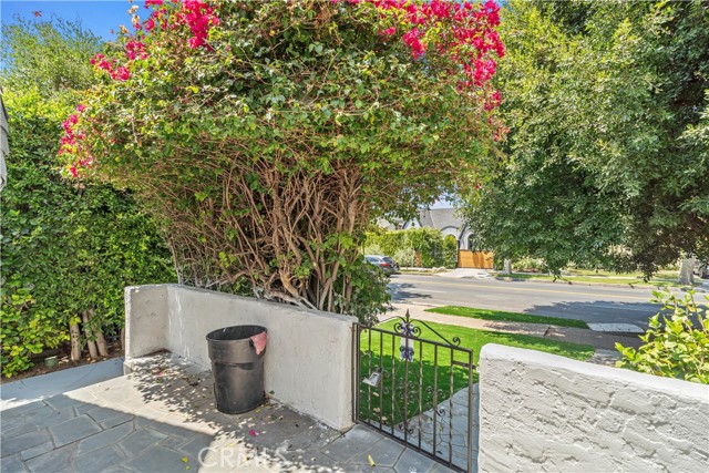 336 N Crescent Heights Boulevard, Los Angeles CA: https://media.crmls.org/medias/4027c5cb-3c1c-41d3-9c68-5f8a072992ab.jpg