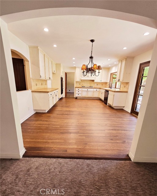 Detail Gallery Image 8 of 20 For 19613 Hiawatha St, Chatsworth,  CA 91311 - 4 Beds | 3/1 Baths
