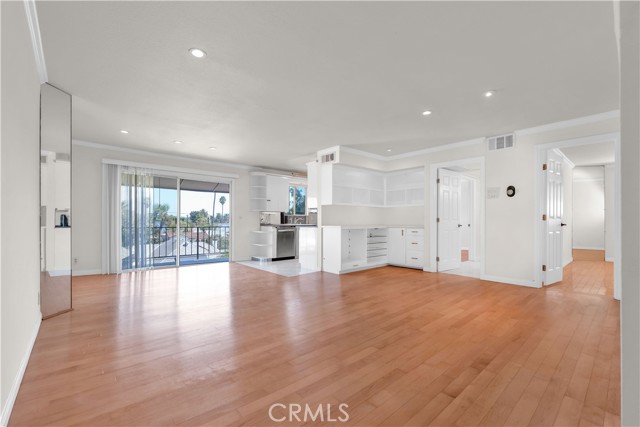 Image 9 of 31 For 532 Rossmore Avenue 411