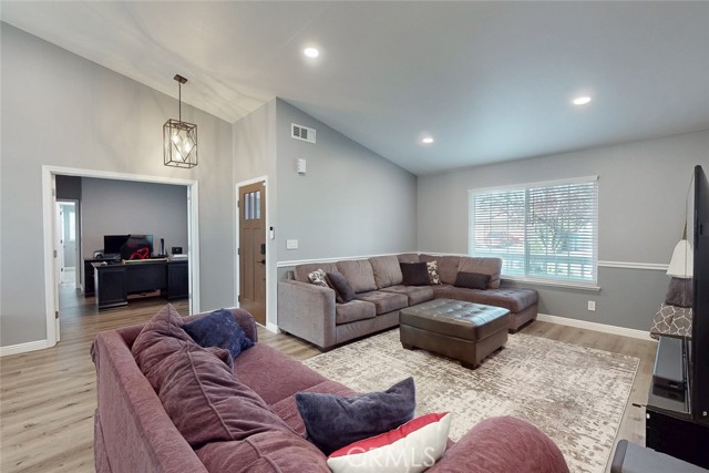 Detail Gallery Image 10 of 58 For 1805 Whispering Oaks Dr, Yuba City,  CA 95991 - 4 Beds | 2 Baths