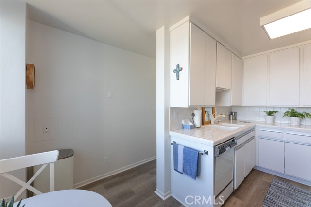 2999 E Ocean Blvd, Long Beach CA: https://media.crmls.org/medias/4032f402-93fc-444d-b4a5-75bc6cf0fd7f.jpg