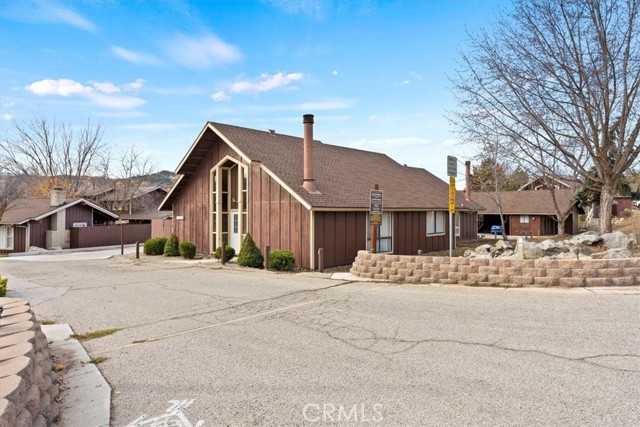 2 Village Lane, Tehachapi CA: https://media.crmls.org/medias/40336d3e-55cb-4e97-a271-666db3ae94d3.jpg