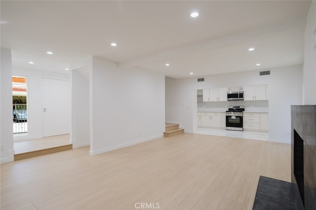 https://media.crmls.org/medias/40368d49-5ac0-46d9-bbd9-d06a53d95402.jpg?preset=X-Large
