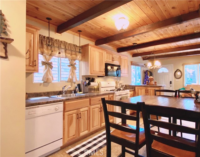 Detail Gallery Image 3 of 11 For 821 W Rainbow Bld, Big Bear City,  CA 92314 - 2 Beds | 1 Baths