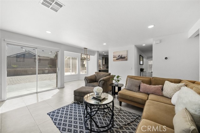 37310 Newbury Place, Palmdale CA: https://media.crmls.org/medias/403aafe4-d7da-4d96-a712-644f5eea133c.jpg