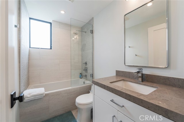 Detail Gallery Image 21 of 37 For 468 30th St, Manhattan Beach,  CA 90266 - 5 Beds | 5/1 Baths