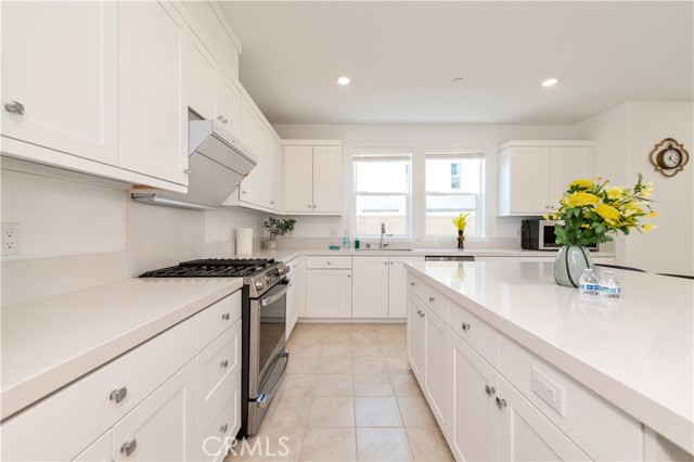 Detail Gallery Image 4 of 42 For 243 Yerba, Irvine,  CA 92618 - 4 Beds | 3/1 Baths