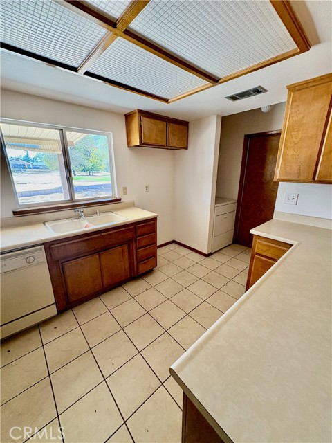 Detail Gallery Image 10 of 32 For 13925 Burning Tree Dr, Victorville,  CA 92395 - 3 Beds | 2 Baths