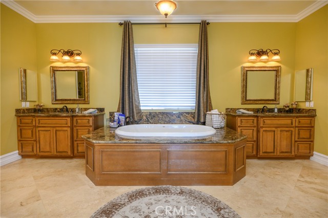 Detail Gallery Image 7 of 46 For 38150 via Huerta, Murrieta,  CA 92562 - 5 Beds | 4/2 Baths