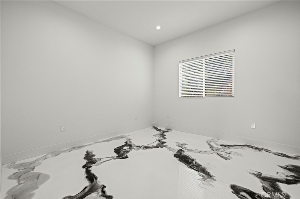 https://media.crmls.org/medias/404421a3-e97f-4a9b-aeb0-795dc17becad.jpg?preset=X-Large