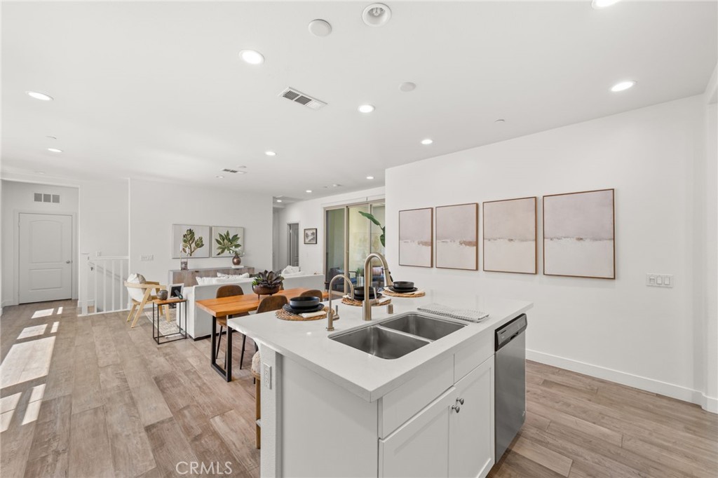 https://media.crmls.org/medias/4044a0ce-57ce-4db8-bed3-cc4f80e4c0f5.jpg?preset=X-Large