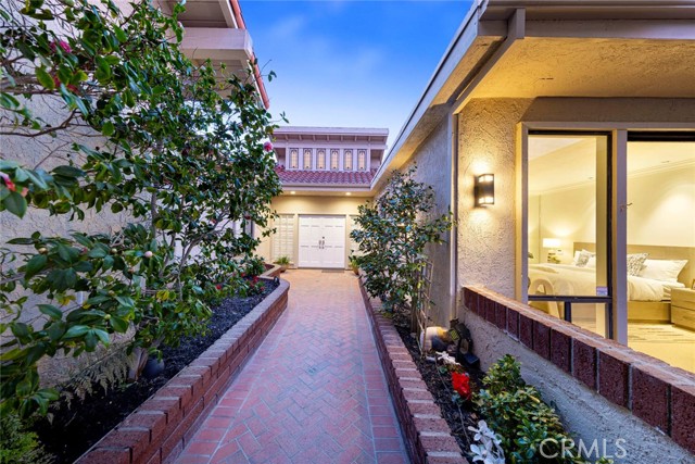11 Montpellier, Newport Beach CA: https://media.crmls.org/medias/40451618-0fbd-49da-b1e8-458c537e6bd8.jpg