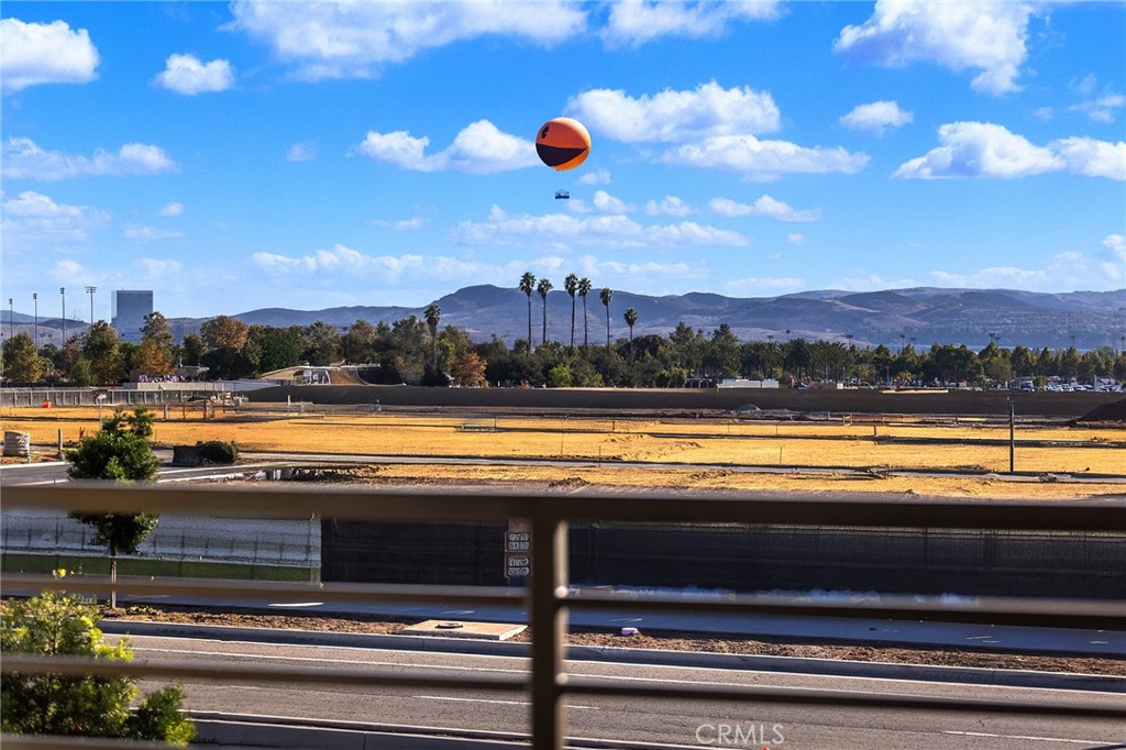 https://media.crmls.org/medias/4045d8e0-7f01-4d86-be9a-d636fa9b272a.jpg?preset=X-Large