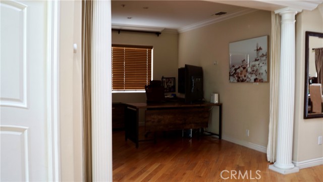 925 Sherlock Dr, Burbank CA: https://media.crmls.org/medias/40464f66-0495-44f7-ab30-448ede40ac3b.jpg