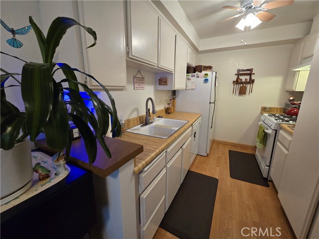 5805 Whitsett Avenue, Valley Village CA: https://media.crmls.org/medias/4046833f-398b-4fd4-be6e-f6d1e22788d2.jpg