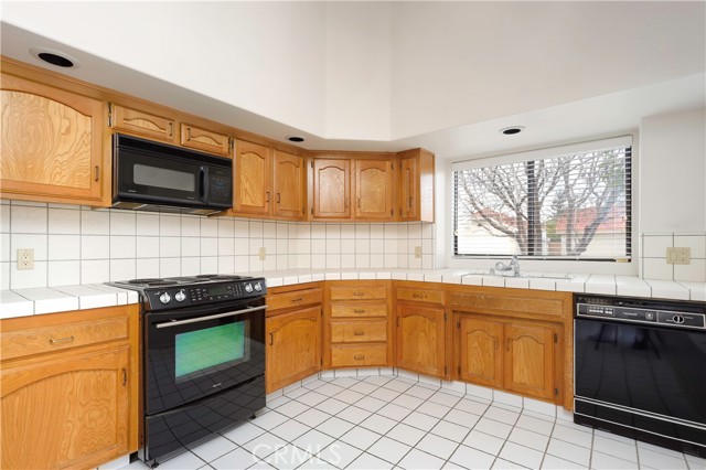 Detail Gallery Image 8 of 34 For 608 Berwick, Bakersfield,  CA 93311 - 3 Beds | 2 Baths