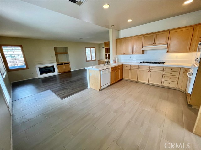 Detail Gallery Image 5 of 19 For 16376 Skyridge Dr, Riverside,  CA 92503 - 4 Beds | 3 Baths