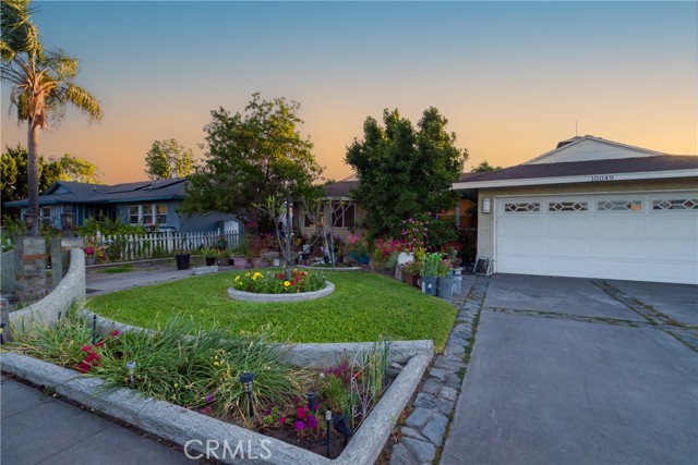 Detail Gallery Image 5 of 40 For 10049 Langdon, –,  CA 91345 - 3 Beds | 3 Baths