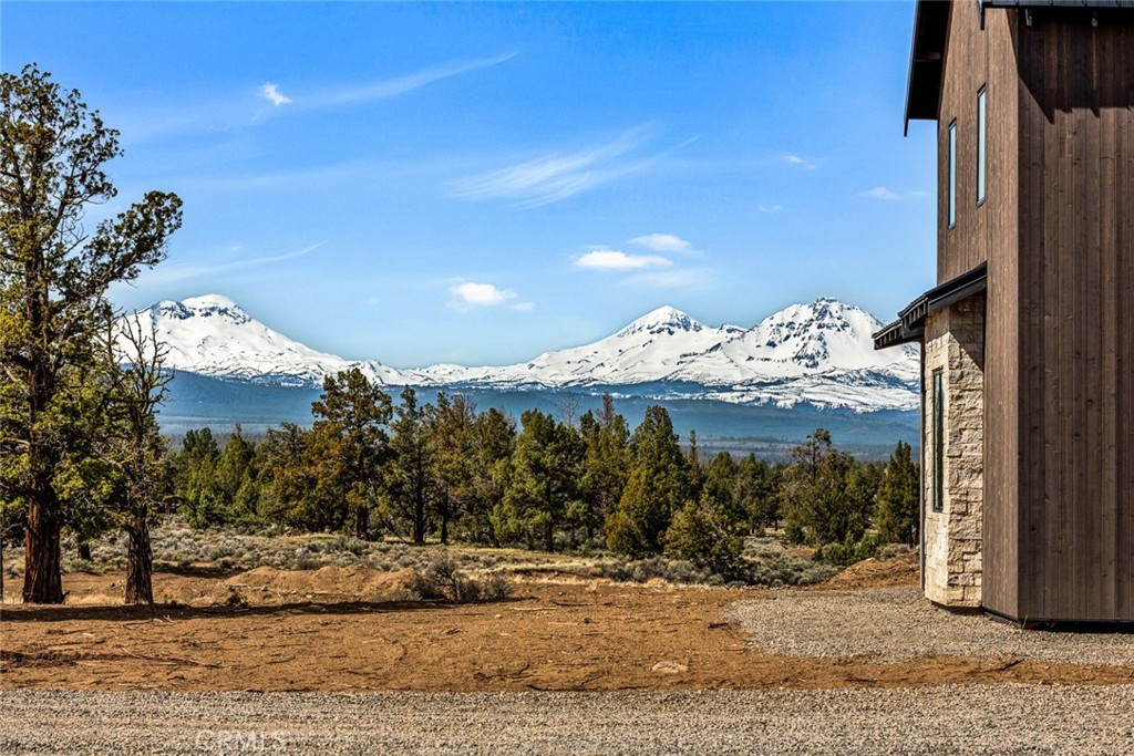 https://media.crmls.org/medias/404fb218-a3f8-4f32-9add-3f20acc1f8ef.jpg?preset=X-Large