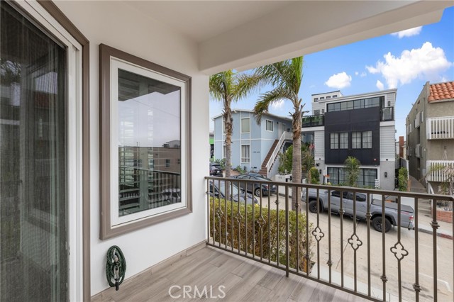 Detail Gallery Image 27 of 55 For 133 33rd St, Hermosa Beach,  CA 90254 - 4 Beds | 4/1 Baths