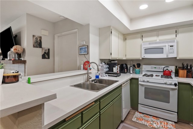 Detail Gallery Image 11 of 26 For 1195 Fitzgerald #G,  Simi Valley,  CA 93065 - 2 Beds | 2 Baths