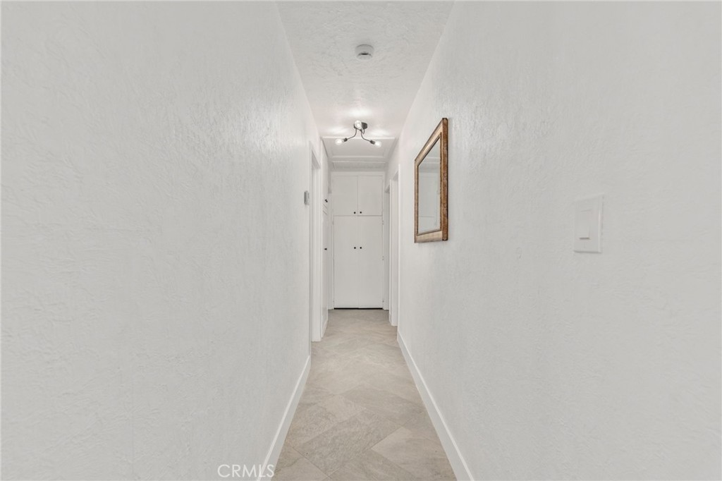 https://media.crmls.org/medias/405b042f-ab44-4f99-abf4-90338a7b8a2f.jpg?preset=X-Large