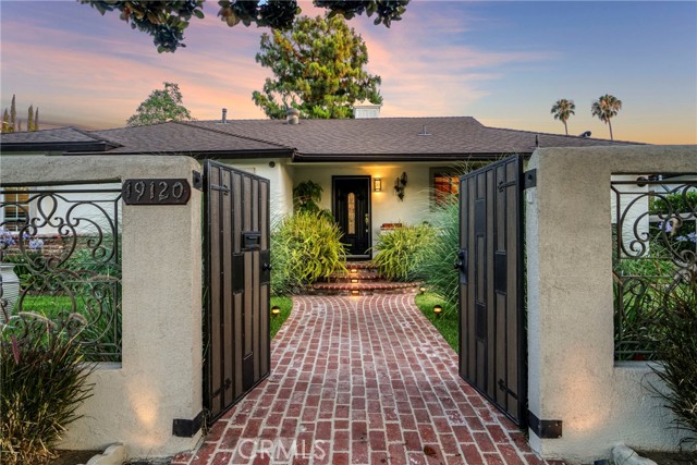 Detail Gallery Image 6 of 59 For 19120 Hartland St, Reseda,  CA 91335 - 5 Beds | 3 Baths