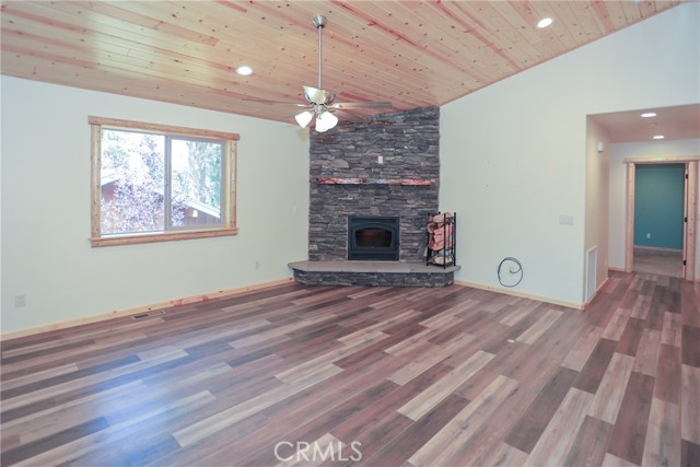 365 Santa Barbara Avenue, Sugarloaf CA: https://media.crmls.org/medias/405d7af7-7245-4a53-b14d-86451ad35476.jpg