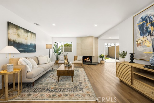 9802 Effingham Drive, Huntington Beach CA: https://media.crmls.org/medias/40632829-97fe-4ea0-9af0-c9787a6f451c.jpg