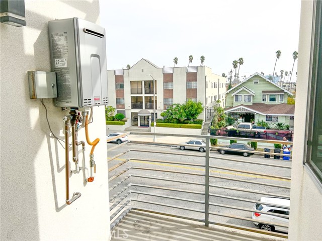 Detail Gallery Image 4 of 14 For 1183 Crenshaw Bld #201,  Los Angeles,  CA 90019 - 2 Beds | 2 Baths