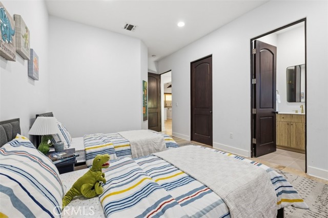 22953 Oxnard Street, Woodland Hills CA: https://media.crmls.org/medias/4065e8f5-640e-45c1-af53-fb137aac6b4e.jpg